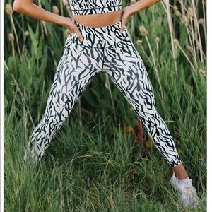 Zyia Safari Pocket Hi-Rise Brilliant Leggings